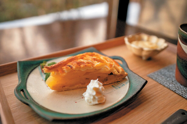 湯川のせせらぎに癒やされる自然に囲まれたカフェ「NONE cafe 軽井沢」