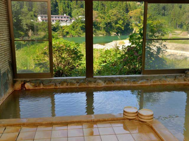 【会津鉄道旅×途中下車】景色を楽しみながらゆったりと「宮下温泉 栄光舘」