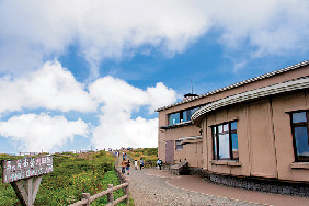 御釜を近くで眺めよう!