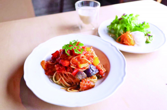 さっくり焼きたてシュークリームが人気「COMMA,COFFEE STAND」