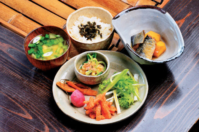 ほっと落ち着くやさしい味の家庭料理「知憩軒」