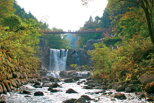 滝のつり橋