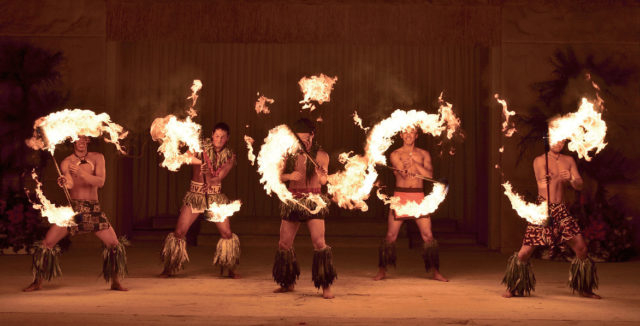 迫力のファイヤーナイフダンス