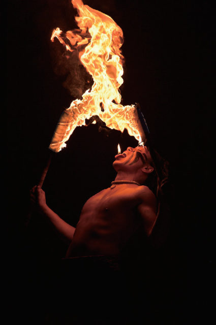 迫力のファイヤーナイフダンス