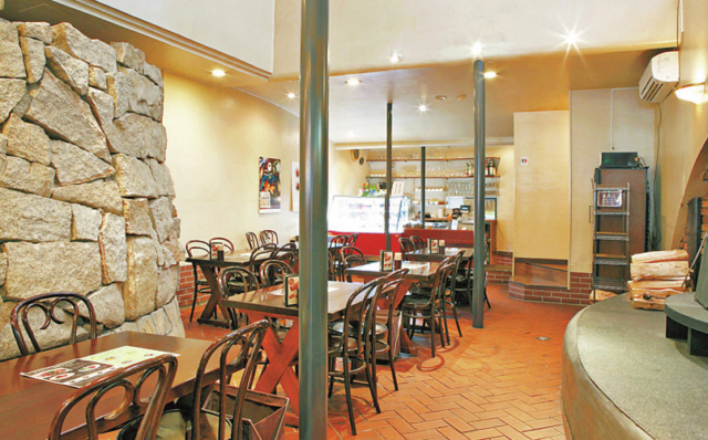 【旧軽井沢のランチスポット】自慢のパンと相性抜群! 濃厚ビーフシチュー「ブランジェ浅野屋 軽井沢旧道本店」