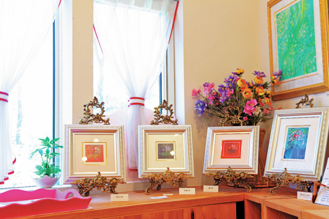 コスモス画と自然に包まれ、森の中で癒やしのカフェタイム「Art Gallery Forest cosmos」