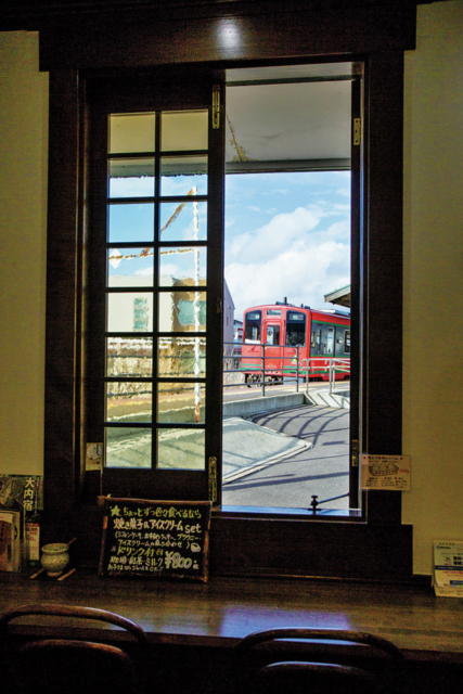 【福島・会津若松×レトロカフェ】行き交う列車を眺める 大正ロマン風の駅カフェ「駅cafe」
