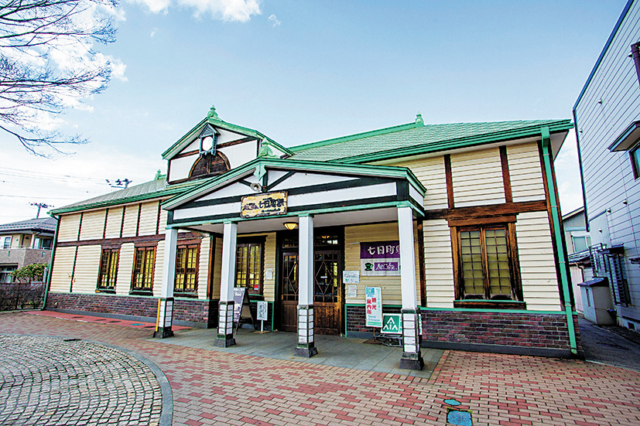 【福島・会津若松×レトロカフェ】行き交う列車を眺める 大正ロマン風の駅カフェ「駅cafe」