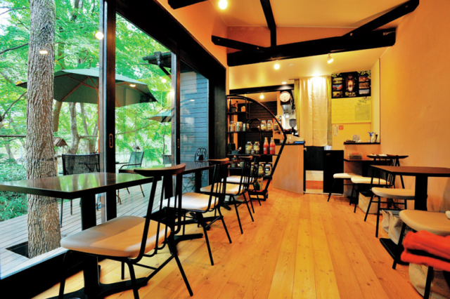 湯川のせせらぎに癒やされる自然に囲まれたカフェ「NONE cafe 軽井沢」