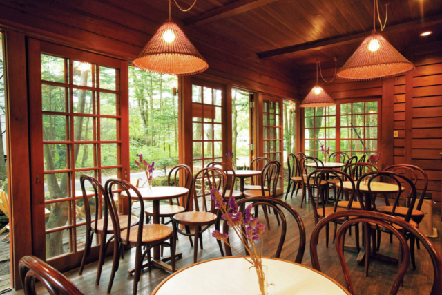 緑が包むオープンテラスで秘伝の紅茶を味わう「ミハエル」