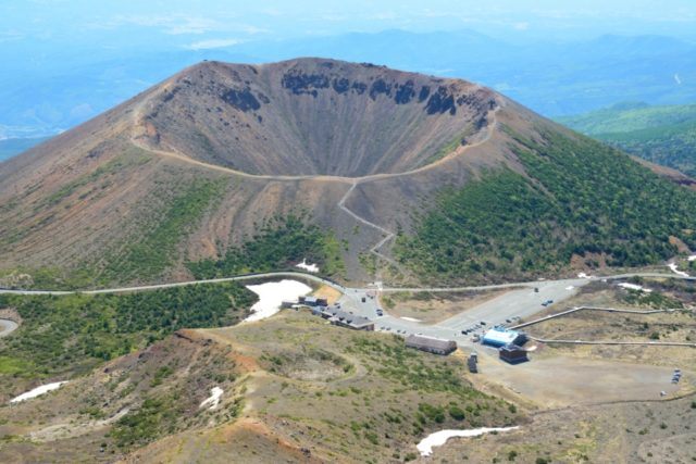 【磐梯高原・浄土平】大迫力の火口底を見下ろす吾妻小富士トレッキング「吾妻小富士コース」
