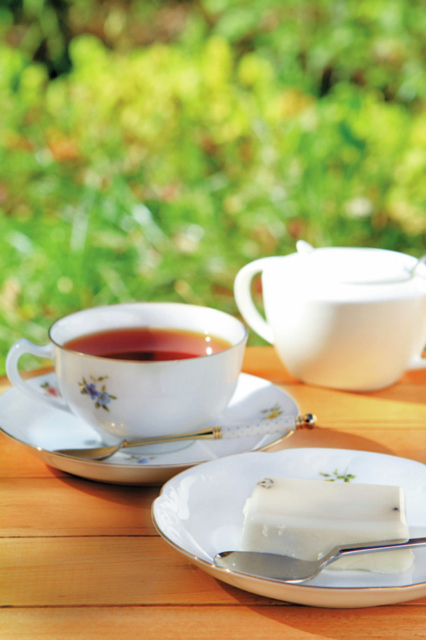 緑が包むオープンテラスで秘伝の紅茶を味わう「ミハエル」