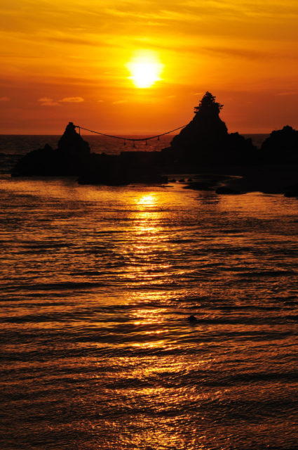 【山形ドライブ×絶景連続コース5】日本海の夕日絶景に感動!「十六羅漢岩と出羽二見」