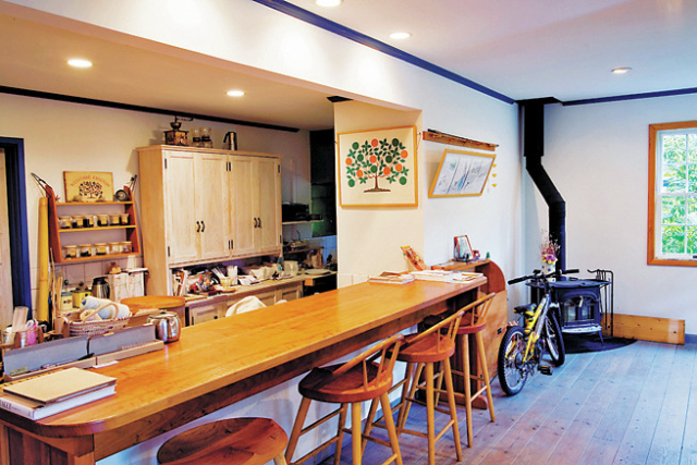 シンプルさがここちよい、くつろぎカフェでまったり「コーヒーハウス・シェーカー」