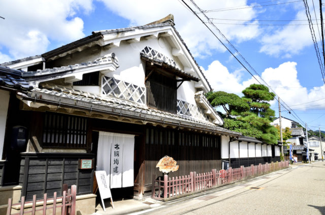 歴史を感じる町並みを散策