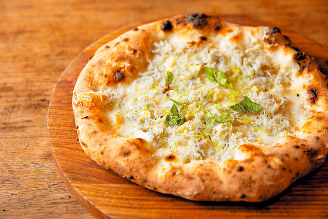 【小豆島のおすすめランチスポット】島食材と自慢の生地が織り成す島ピザ「kamos」