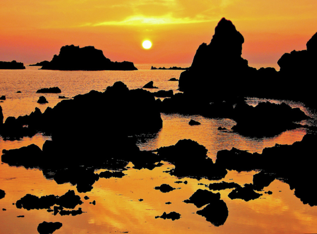 【佐渡島観光モデルコース:1日目⑦】変化に富んだ夕日の名所「七浦海岸」