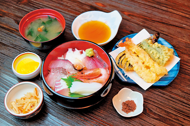 【佐渡の島ごはん】鮮魚店直営の古民家食堂で満腹に!「持田家」
