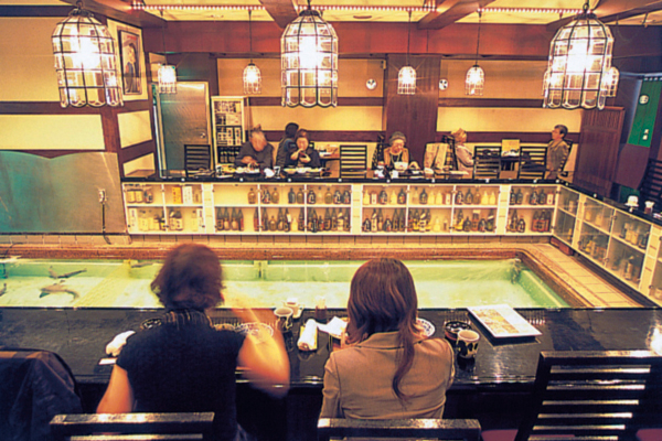 【高松×瀬戸内の幸】生けすから揚げたばかりの穴子を名物のすきやき鍋で「天勝」