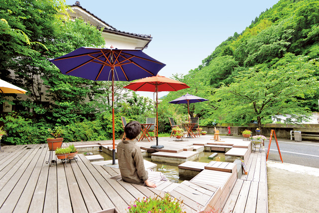 足湯で温まりながらのカフェタイム「足湯カフェ チットモッシェ」