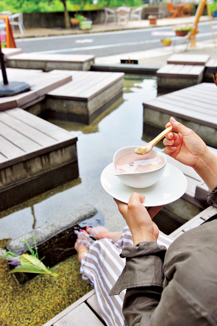 足湯で温まりながらのカフェタイム「足湯カフェ チットモッシェ」
