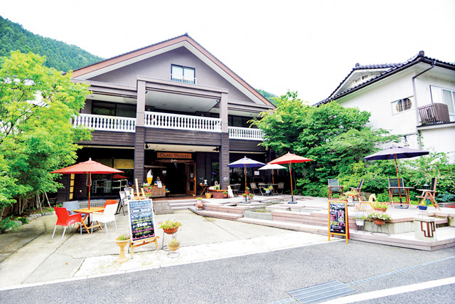足湯で温まりながらのカフェタイム「足湯カフェ チットモッシェ」