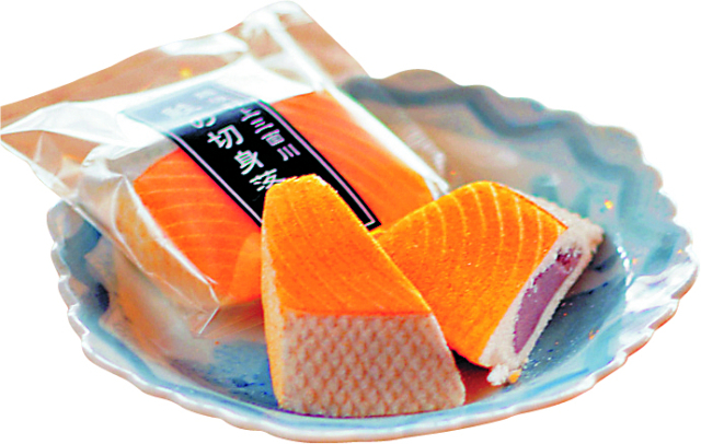 【新潟・村上&瀬波温泉&笹川流れ×土産】鮭の切り身のような見た目にびっくり!「鮭の切り身落雁」1個280円