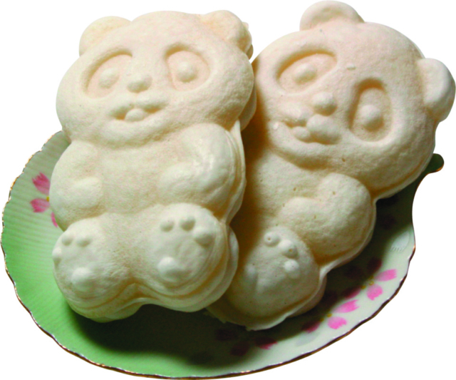 アツアツのパンダ焼きをパクリ「分水堂菓子舗」