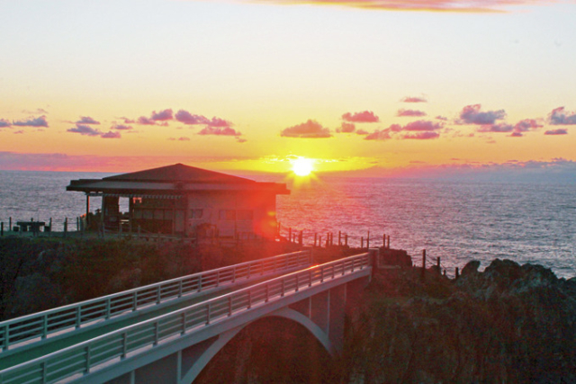 【佐渡島観光モデルコース:1日目⑥】断崖絶壁が連なる景勝地「尖閣湾(揚島遊園)」