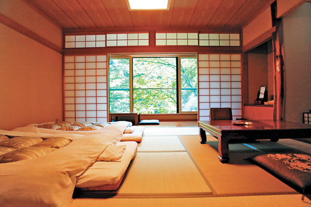 川のせせらぎに癒されるつり橋の宿「山水観 湯川荘」