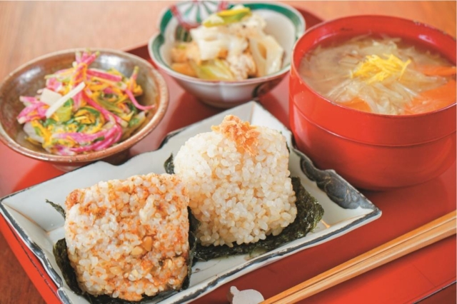 【新潟タウン・カミフル×グルメ】香り高くヘルシーな玄米おにぎり「むすびや百」