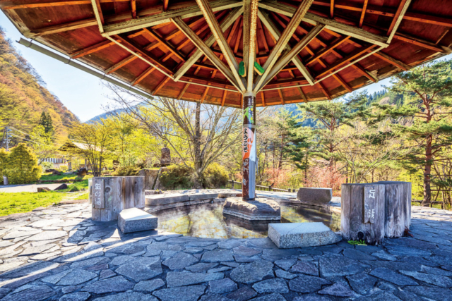【奥飛騨温泉郷×栃尾温泉観光】ホタルスポットの開放的な足湯「蛍の湯」