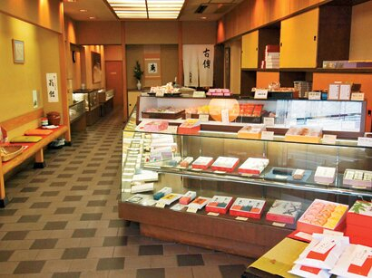 最上級黒糖の黒羊羹「第一義」と大納言小豆の小倉羊羹「春日山」の2本入り3240円