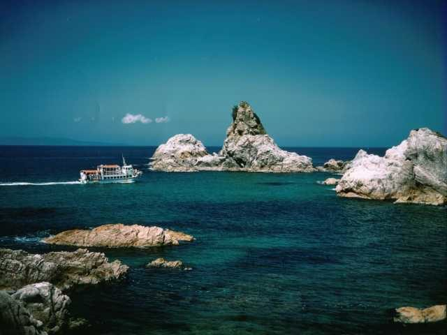 【笹川流れ×ドライブ】海上からダイナミックな景勝美を望む「笹川流れ観光汽船」