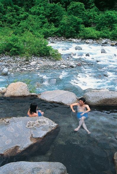 【奥飛騨温泉郷×新穂高温泉】槍ヶ岳を望む瀬音が響く露天風呂「槍見の湯 槍見舘」