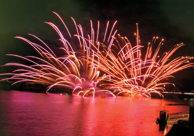 咲花温泉水中花火大会