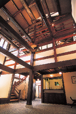 【奥飛騨温泉郷×新平湯温泉】囲炉裏の間を備える心安らぐ古民家の宿「郷夢の宿 山ぼうし」