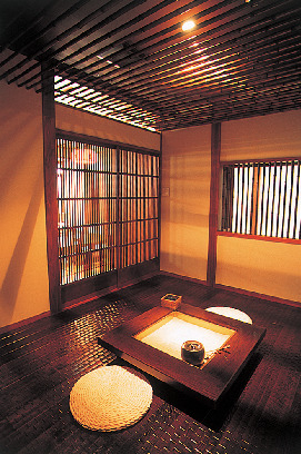 【奥飛騨温泉郷×新平湯温泉】囲炉裏の間を備える心安らぐ古民家の宿「郷夢の宿 山ぼうし」