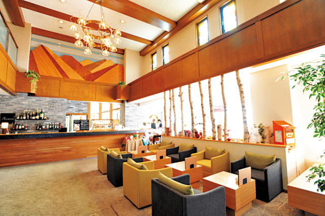 スタイリッシュな空間で味わう季節のケーキ「ロビーラウンジ」