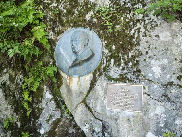 【上高地×大正池〜河童橋コース】④イギリス人宣教師ウォルター・ウェストンの偉業を讃えた「ウェストン・レリーフ」