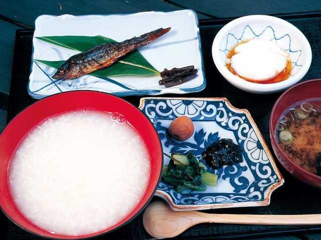 渓流を望む露天風呂と名物料理で満たされる「煤香庵」