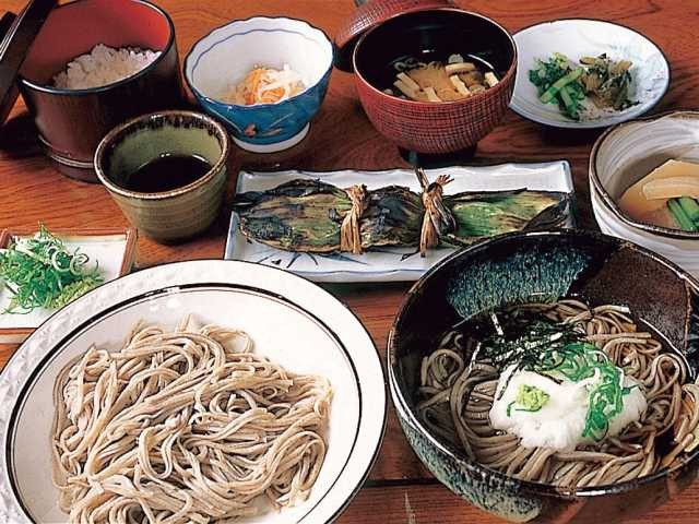 そば農家が打つ水車挽きの十割そば「そば処中之屋」