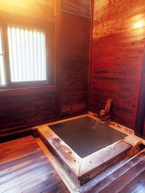 深山の木々に囲まれた静かな湯宿「湯元齋藤別館」