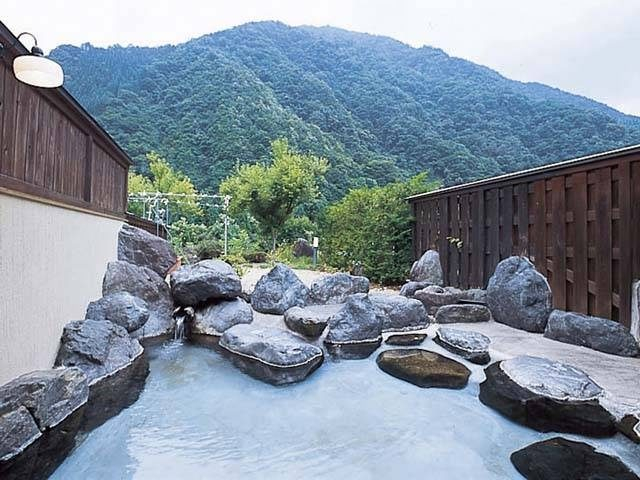 【奥飛騨温泉郷×新平湯温泉】露天風呂と内湯で異なる源泉を楽しむ「湯情の宿 建治旅館」