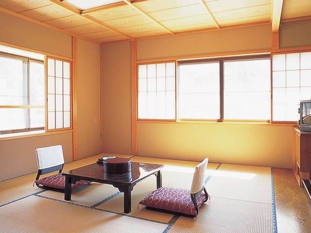 【奥飛騨温泉郷×新平湯温泉】露天風呂と内湯で異なる源泉を楽しむ「湯情の宿 建治旅館」