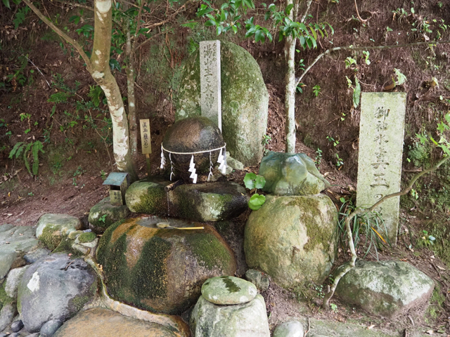 願い石に叶い石にをあてて縁結び祈願