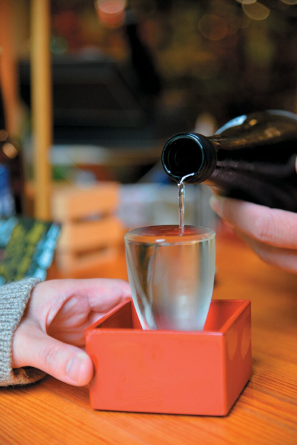 温泉街のモダンな地酒専門店「八木橋商店」