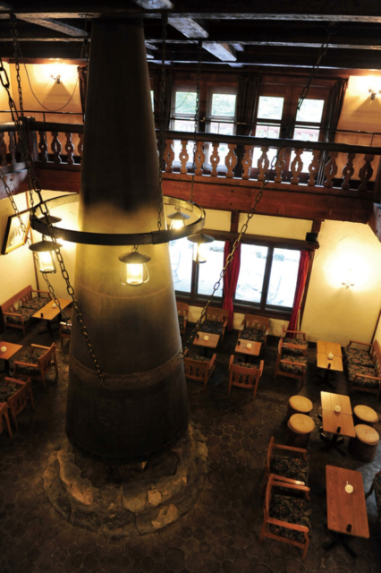 マントルピースたたずむラウンジで伝統の味を「グリンデルワルト」