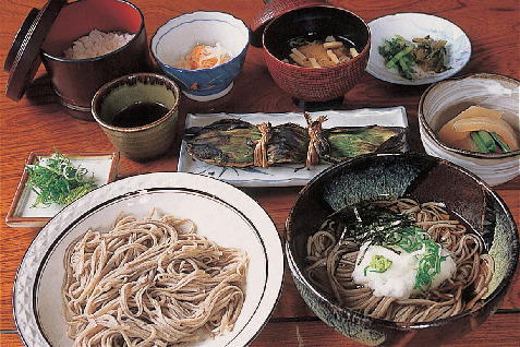 高原の絶品そばを堪能する