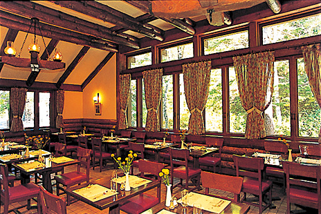 山小屋風レストランで伝統の味に触れる「アルペンローゼ」